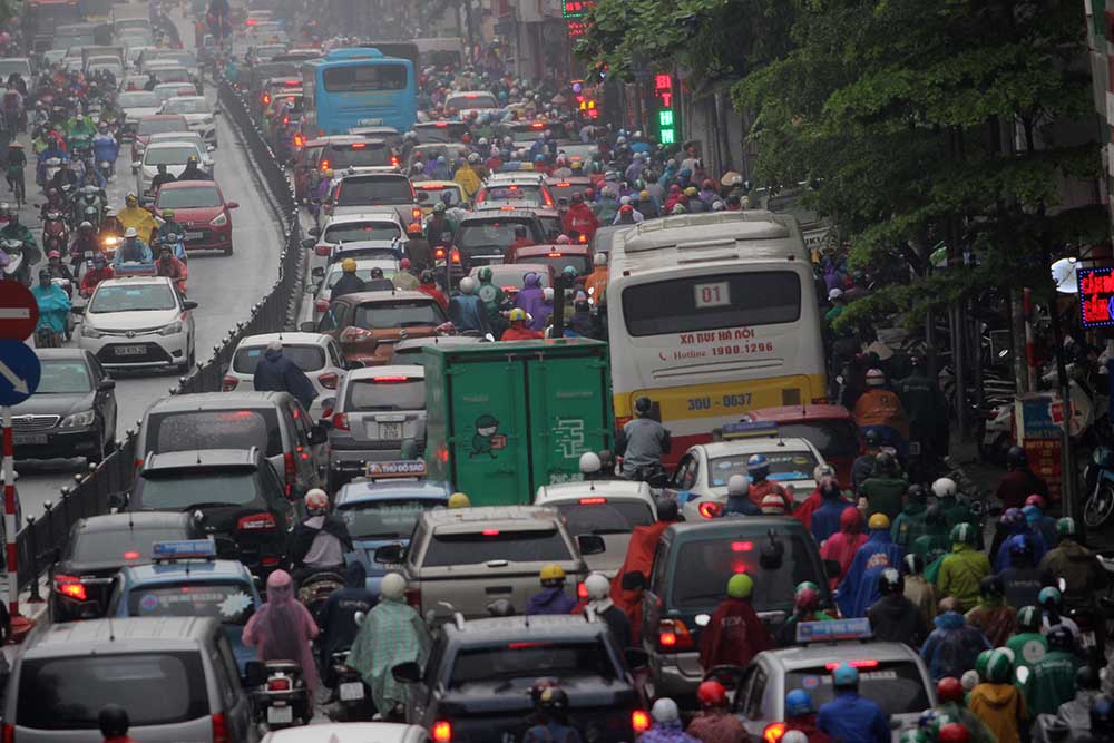 Hà Nội mù mịt, tắc cứng trong mưa phùn